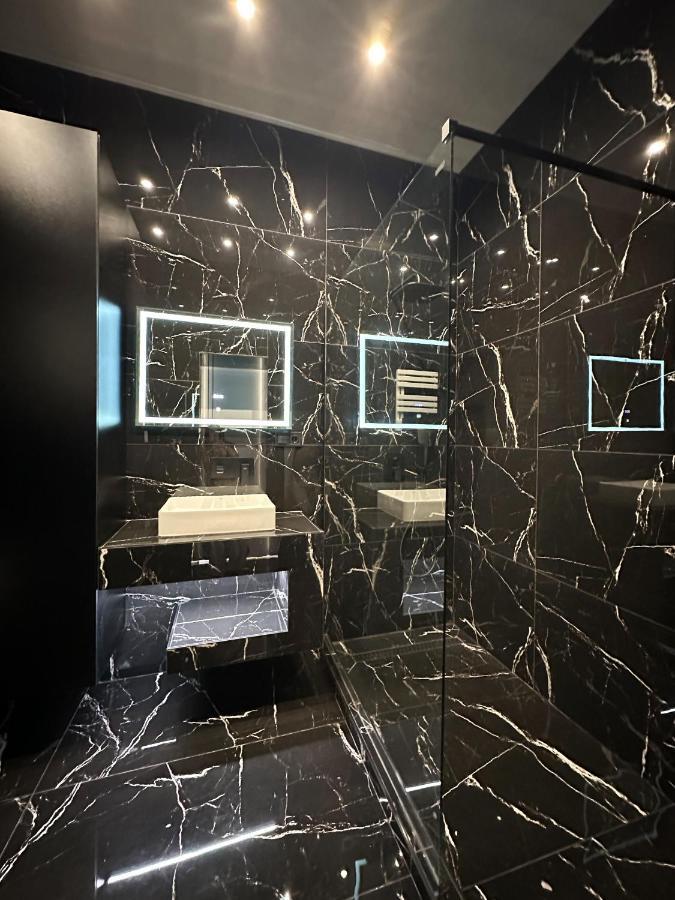 V21 Luxury * Budapešť